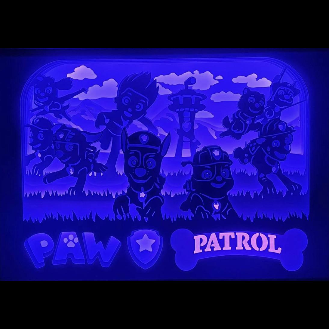Pat Patrouille, Paw Patrol, Ryder, Marcus, Chase, Ruben, Stella, Rocky, Zuma, Everest, Pat’ Patrouille film, Nickelodeon, dessin animé enfant, héros chiots, chiens sauveteurs, aventure pour enfants, dessin animé culte, univers coloré, mission sauvetage, équipe de chiots, héros pour enfants, tableau lumineux, lightbox, shadowbox, cadre lumineux, papier découpé, art lumineux, décoration murale, idée cadeau enfant, déco chambre, cadeau fan Paw Patrol