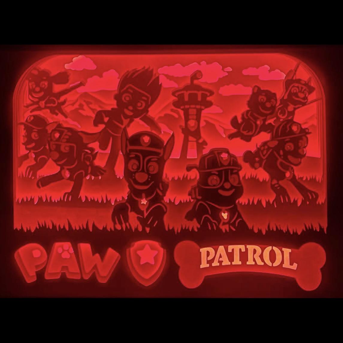 Pat Patrouille, Paw Patrol, Ryder, Marcus, Chase, Ruben, Stella, Rocky, Zuma, Everest, Pat’ Patrouille film, Nickelodeon, dessin animé enfant, héros chiots, chiens sauveteurs, aventure pour enfants, dessin animé culte, univers coloré, mission sauvetage, équipe de chiots, héros pour enfants, tableau lumineux, lightbox, shadowbox, cadre lumineux, papier découpé, art lumineux, décoration murale, idée cadeau enfant, déco chambre, cadeau fan Paw Patrol