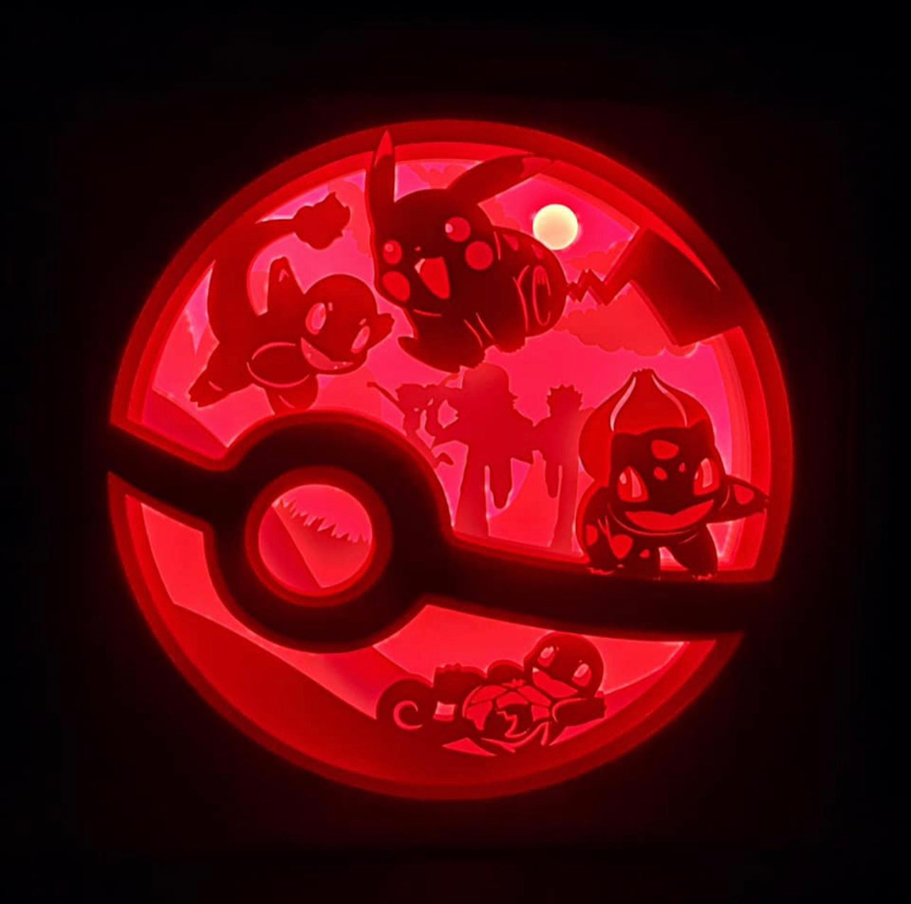 Pokémon, Pokemon, starters 1G, première génération, Kanto, Salamèche, Charmander, Reptincel, Charmeleon, Dracofeu, Charizard, Carapuce, Squirtle, Carabaffe, Wartortle, Tortank, Blastoise, Bulbizarre, Bulbasaur, Herbizarre, Ivysaur, Florizarre, Venusaur, Pikachu, pokédex, dresseur Pokémon, manga culte, anime culte, jeu vidéo Pokémon, tableau lumineux, lightbox, shadowbox, cadre lumineux, papier découpé, art lumineux, décoration murale, idée cadeau geek, cadeau fan Pokémon