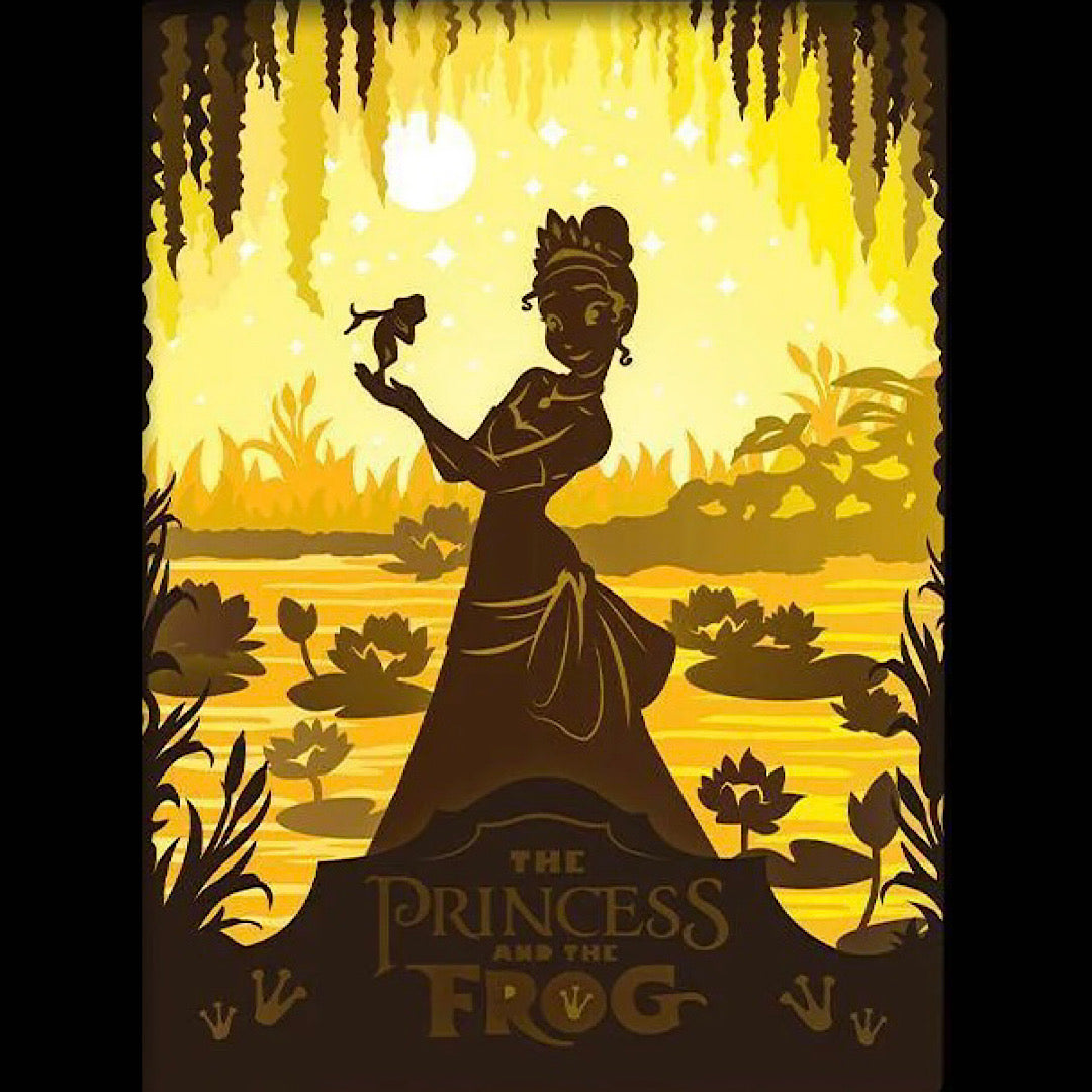 La Princesse et la Grenouille, The Princess and the Frog, Disney, Tiana, prince Naveen, Louis l’alligator, Dr Facilier, bayou, Nouvelle-Orléans, conte de fées, héroïne Disney, princesse Disney, film d’animation culte, univers magique, transformation en grenouille, marais enchanté, jazz, dessin animé culte, tableau lumineux, lightbox, shadowbox, cadre lumineux, papier découpé, art lumineux, décoration murale, idée cadeau Disney, déco féerique, cadeau geek