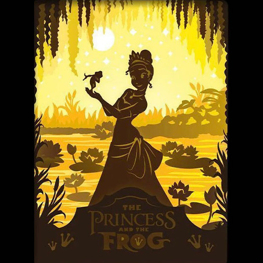 La Princesse et la Grenouille, The Princess and the Frog, Disney, Tiana, prince Naveen, Louis l’alligator, Dr Facilier, bayou, Nouvelle-Orléans, conte de fées, héroïne Disney, princesse Disney, film d’animation culte, univers magique, transformation en grenouille, marais enchanté, jazz, dessin animé culte, tableau lumineux, lightbox, shadowbox, cadre lumineux, papier découpé, art lumineux, décoration murale, idée cadeau Disney, déco féerique, cadeau geek