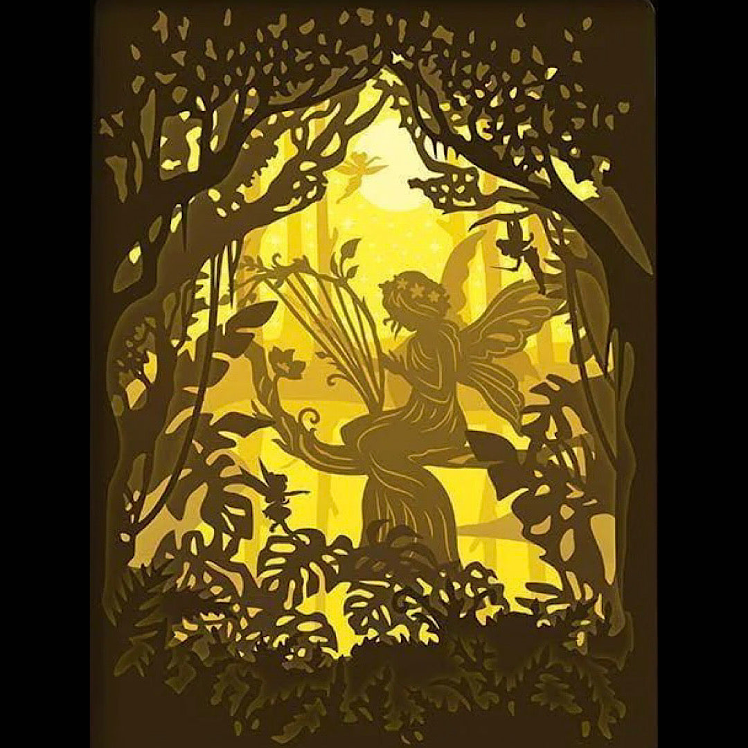 Tableau lumineux Fée en papier découpé. Inspiré de l’univers féerique, entre poussière magique, forêt enchantée et éclat des rêves.