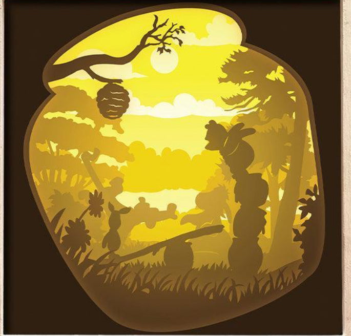 Winnie l Ourson, Disney, Winnie the Pooh, Tigrou, Porcinet, Bourriquet, Miel, pot de miel, Forêt des Rêves Bleus, personnage Disney, dessin animé culte, film d animation Disney, univers enfant, personnages attachants, tableau lumineux Winnie, lightbox Disney, shadowbox Winnie, papier découpé, cadre lumineux, décoration chambre enfant, idée cadeau Disney, déco mignonne, cadeau fan Winnie l Ourson