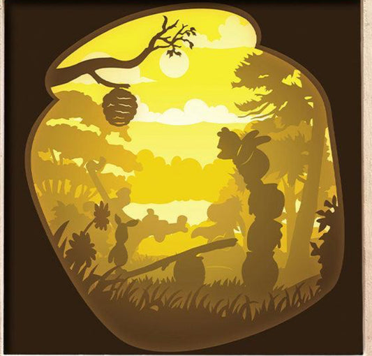 Winnie l Ourson, Disney, Winnie the Pooh, Tigrou, Porcinet, Bourriquet, Miel, pot de miel, Forêt des Rêves Bleus, personnage Disney, dessin animé culte, film d animation Disney, univers enfant, personnages attachants, tableau lumineux Winnie, lightbox Disney, shadowbox Winnie, papier découpé, cadre lumineux, décoration chambre enfant, idée cadeau Disney, déco mignonne, cadeau fan Winnie l Ourson