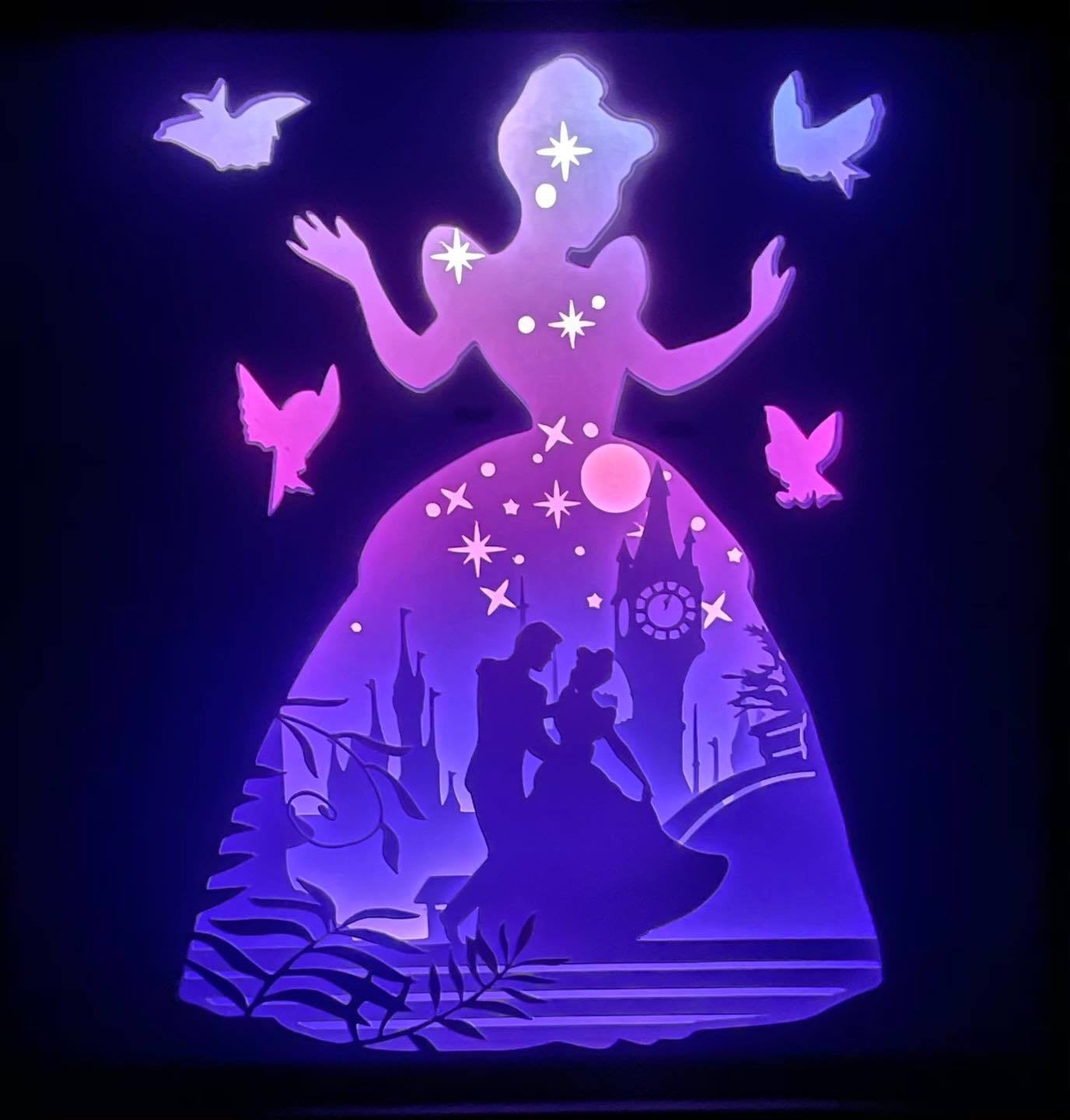 Cendrillon, Cinderella, Disney, conte de fées, princesse Disney, carrosse magique, pantoufle de verre, marraine la bonne fée, château enchanté, univers féerique, film d’animation culte, conte classique, bal royal, rêve bleu, magie Disney, tableau lumineux, lightbox, shadowbox, cadre lumineux, décoration murale, papier découpé, art lumineux, idée cadeau Disney, déco féerique, cadeau geek, princesse de conte