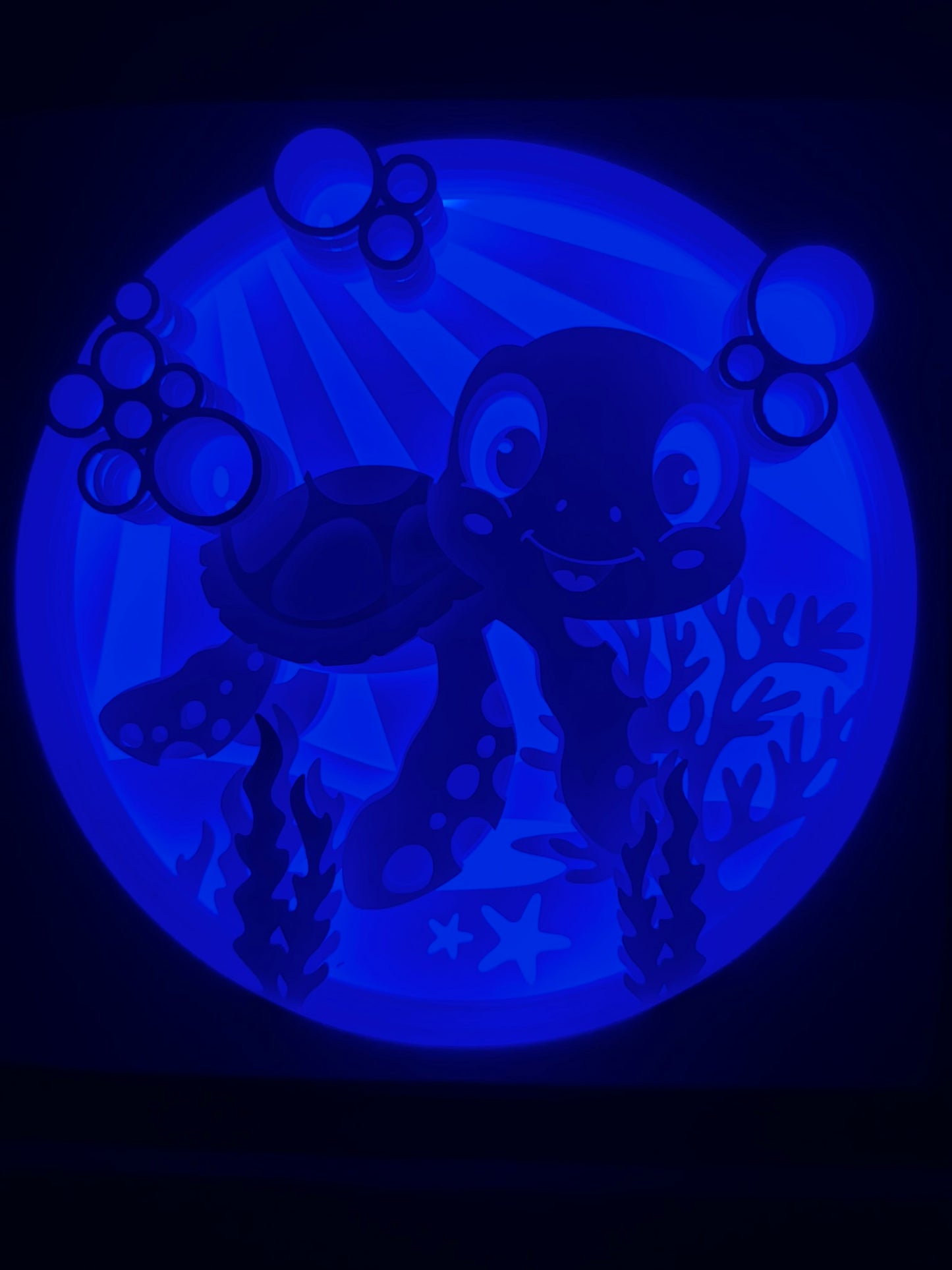 tortue de mer, sea turtle, tortue enfant, dessin tortue mignon, univers marin enfant, animaux marins, décoration chambre enfant, tortue cartoon, monde aquatique, plage tropicale, récif corallien, océan magique, animal mignon, illustration enfant, symbole de sagesse, tableau lumineux, lightbox, shadowbox, cadre lumineux, papier découpé, art lumineux, décoration murale, idée cadeau enfant, déco chambre fille, déco chambre garçon, cadeau fan animaux marins