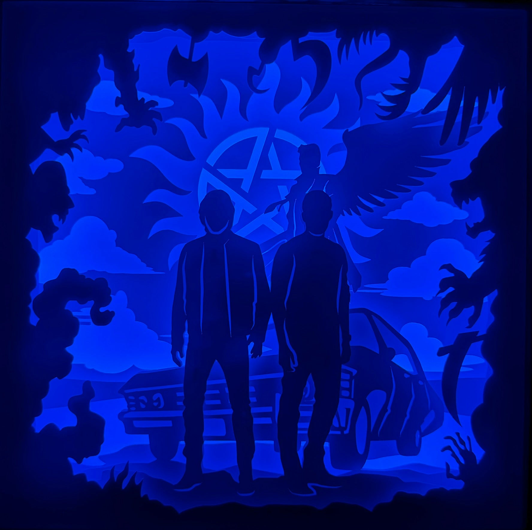 Supernatural, série culte, Dean Winchester, Sam Winchester, Castiel, Crowley, Bobby Singer, démon, ange, Lucifer, chasseurs de créatures, chasse aux démons, monstres, fantômes, légendes urbaines, apocalypse, enfer, paradis, Impala 67, CW, série fantastique, univers sombre, magie et surnaturel, tableau lumineux, lightbox, shadowbox, cadre lumineux, papier découpé, art lumineux, décoration murale, idée cadeau geek, déco série TV, cadeau fan Supernatural