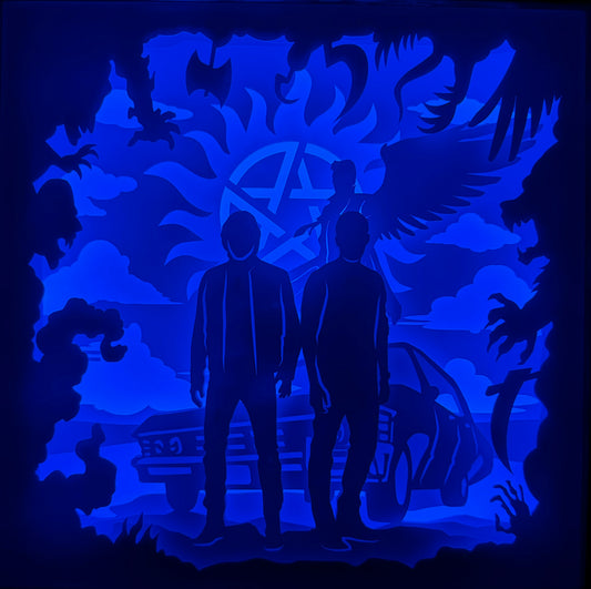 Supernatural, série culte, Dean Winchester, Sam Winchester, Castiel, Crowley, Bobby Singer, démon, ange, Lucifer, chasseurs de créatures, chasse aux démons, monstres, fantômes, légendes urbaines, apocalypse, enfer, paradis, Impala 67, CW, série fantastique, univers sombre, magie et surnaturel, tableau lumineux, lightbox, shadowbox, cadre lumineux, papier découpé, art lumineux, décoration murale, idée cadeau geek, déco série TV, cadeau fan Supernatural