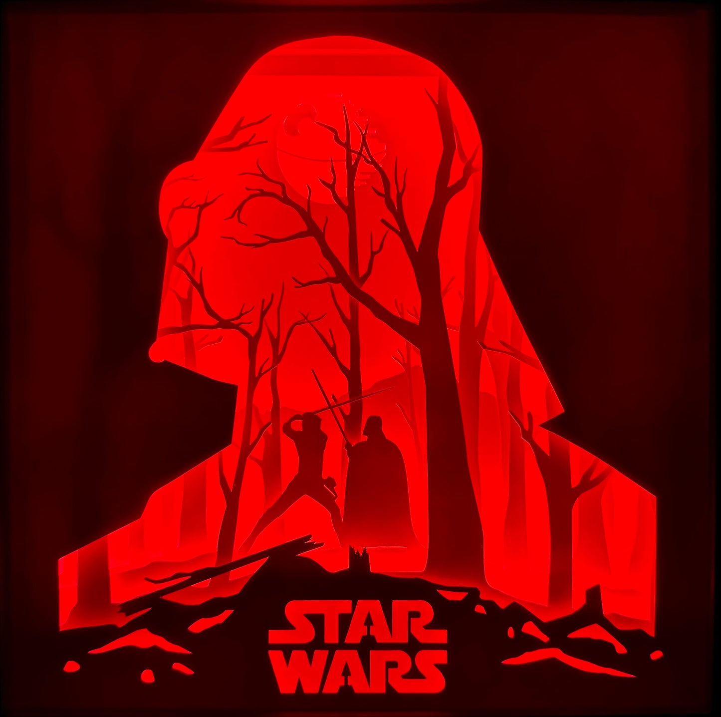 Star Wars, Darth Vader, Dark Vador, Luke Skywalker, combat au sabre laser, Jedi, Sith, Empire galactique, saga culte, George Lucas, La Guerre des étoiles, univers galactique, Force obscure, côté obscur, bataille épique, forêt Star Wars, duel père et fils, science-fiction, film culte, trilogie originale, tableau lumineux, lightbox, shadowbox, cadre lumineux, papier découpé, art lumineux, décoration murale, idée cadeau geek, déco sci-fi, cadeau fan Star Wars