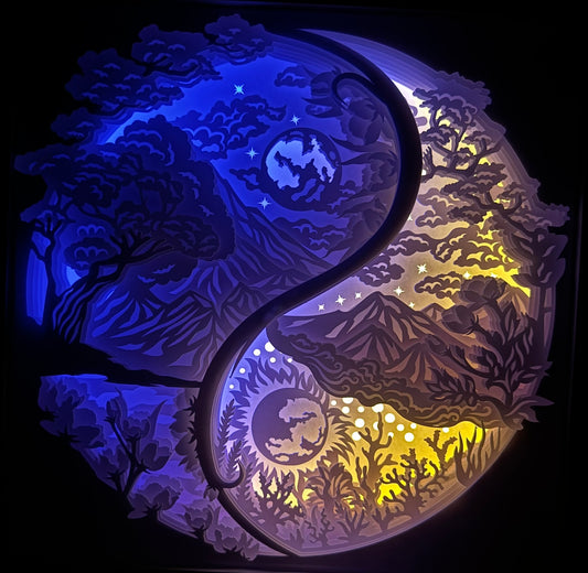 yin yang, symbole yin yang, équilibre jour et nuit, dualité, harmonie, soleil et lune, lumière et obscurité, spiritualité, énergie positive, symbole asiatique, philosophie taoïste, univers zen, méditation, art spirituel, tableau lumineux yin yang, lightbox zen, shadowbox yin yang, papier découpé, cadre lumineux, décoration murale zen, idée cadeau bien-être, déco spirituelle, ambiance méditative, cadeau feng shui, art lumineux équilibre