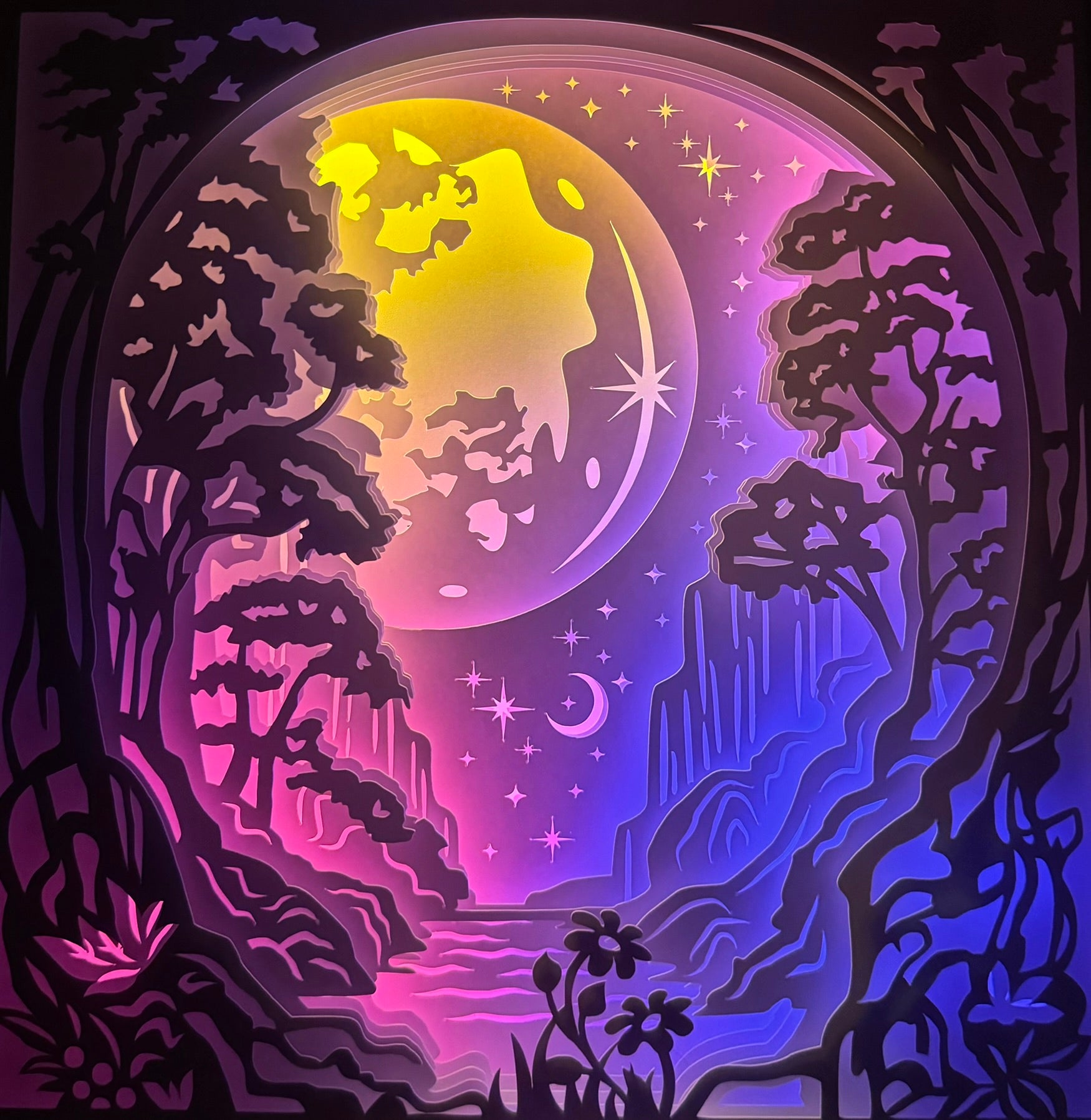 clair de lune Japon, lune japonaise, paysage japonais nocturne, temple japonais, torii, pagode, mont Fuji, cerisiers en fleurs, sakura, univers asiatique, culture nippone, nature spirituelle, scène poétique, ambiance zen, nuit étoilée, art japonais, décor féerique, tableau lumineux, lightbox, shadowbox, cadre lumineux, papier découpé, art lumineux, décoration murale, idée cadeau zen, déco japonaise, ambiance méditative, univers mystique