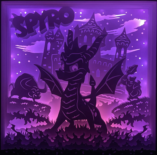 Spyro, Spyro the Dragon, Insomniac Games, PlayStation, jeu vidéo culte, dragon violet, Sparx, Ripto, Gnasty Gnorc, univers fantastique, royaume des dragons, plateforme 3D, Spyro Reignited Trilogy, aventure magique, héros légendaire, années 90, nostalgie rétro gaming, personnage emblématique, jeu vidéo PlayStation, tableau lumineux, lightbox, shadowbox, cadre lumineux, papier découpé, art lumineux, décoration murale, idée cadeau gamer, déco geek, cadeau fan rétro