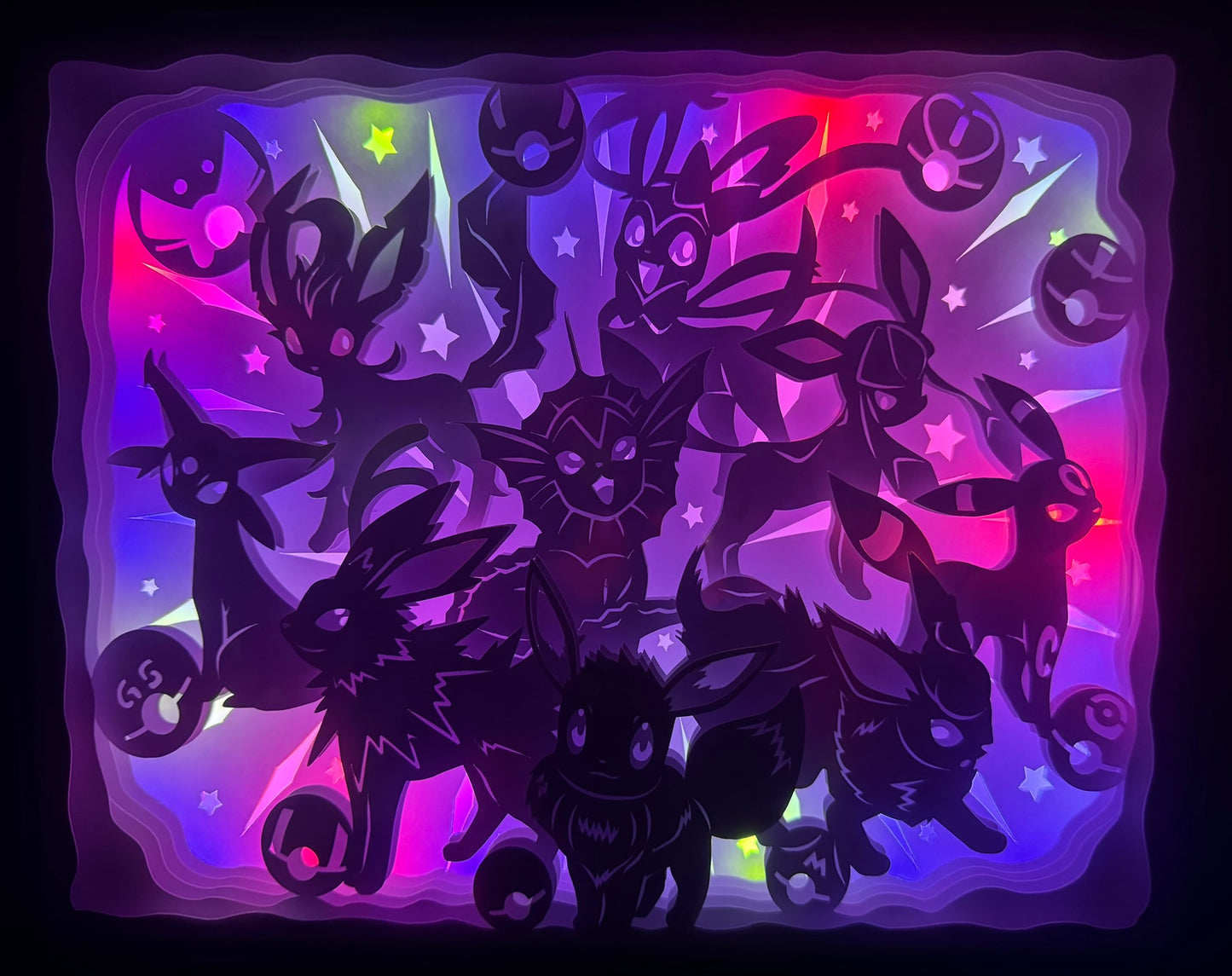 Pokémon, Pokemon, Évoli, Eevee, évolitions, Eeveelutions, Aquali, Vaporeon, Voltali, Jolteon, Pyroli, Flareon, Mentali, Espeon, Noctali, Umbreon, Phyllali, Leafeon, Givrali, Glaceon, Nymphali, Sylveon, évolution Pokémon, créature fantastique, manga culte, anime culte, jeu vidéo Pokémon, dresseur Pokémon, pokédex, univers Pokémon, tableau lumineux, lightbox, shadowbox, cadre lumineux, papier découpé, art lumineux, décoration murale, idée cadeau geek, cadeau fan Pokémon