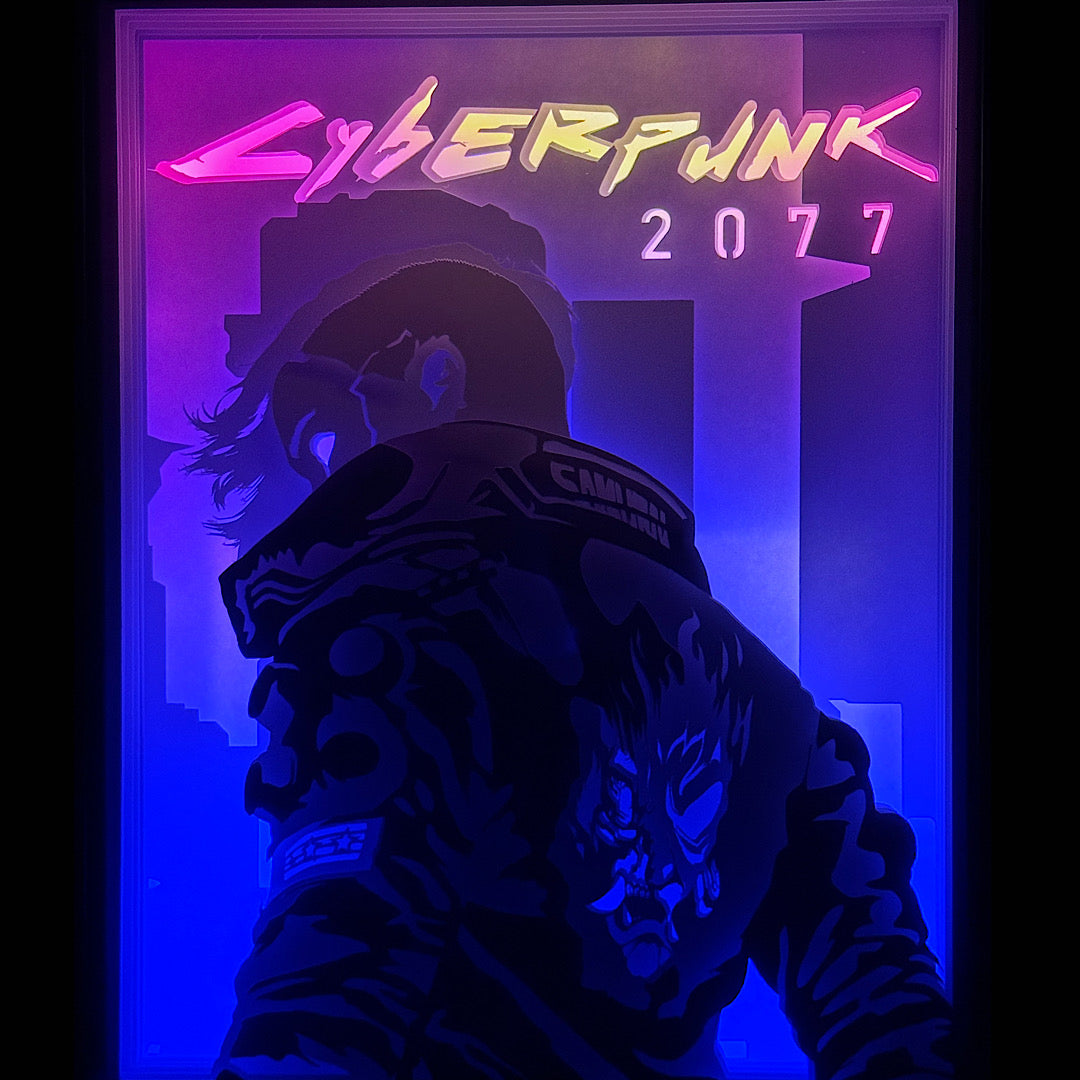 Cyberpunk, 2077, Johnny Silverhand, Keanu Reeves, Night City, CD Projekt Red, univers cyberpunk, futur dystopique, implants cybernétiques, samouraï, RPG futuriste, jeu vidéo science fiction, ambiance néon, monde futuriste, tableau lumineux Cyberpunk 2077, lightbox gamer, shadowbox cyberpunk, cadre lumineux jeu vidéo, décoration geek, papier découpé, art lumineux futuriste, idée cadeau gamer, décoration murale cyberpunk