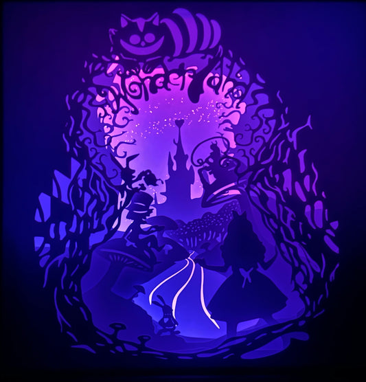 Alice au Pays des Merveilles, Alice in Wonderland, Disney, Tim Burton, Lewis Carroll, Cheshire Cat, Chat du Cheshire, Chapelier fou, Reine de cœur, lapin blanc, château magique, univers féerique, conte fantastique, tableau lumineux, lightbox, shadowbox, cadre lumineux, décoration murale, papier découpé, art lumineux, monde imaginaire, conte classique, dessin animé culte, film culte, cadeau geek, déco Disney