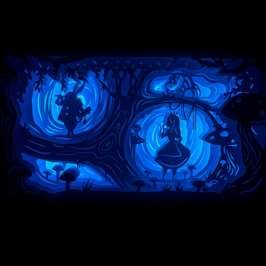 Tableau lumineux Alice au Pays des Merveilles en papier découpé. Inspiré de l’univers fantastique de Lewis Carroll, entre lapin blanc, chapelier fou et aventures oniriques.