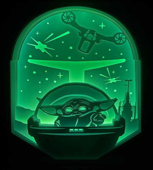 Grogu, Baby Yoda, The Child, Mandalorian, Star Wars, Din Djarin, Disney Plus, Jedi, Force, maître Yoda, univers Star Wars, série The Mandalorian, sabre laser, galaxie lointaine, personnage culte, créature mignonne, enfant de Yoda, saga Star Wars, tableau lumineux, lightbox, shadowbox, cadre lumineux, papier découpé, art lumineux, décoration murale, idée cadeau Star Wars, déco geek, cadeau fan Star Wars