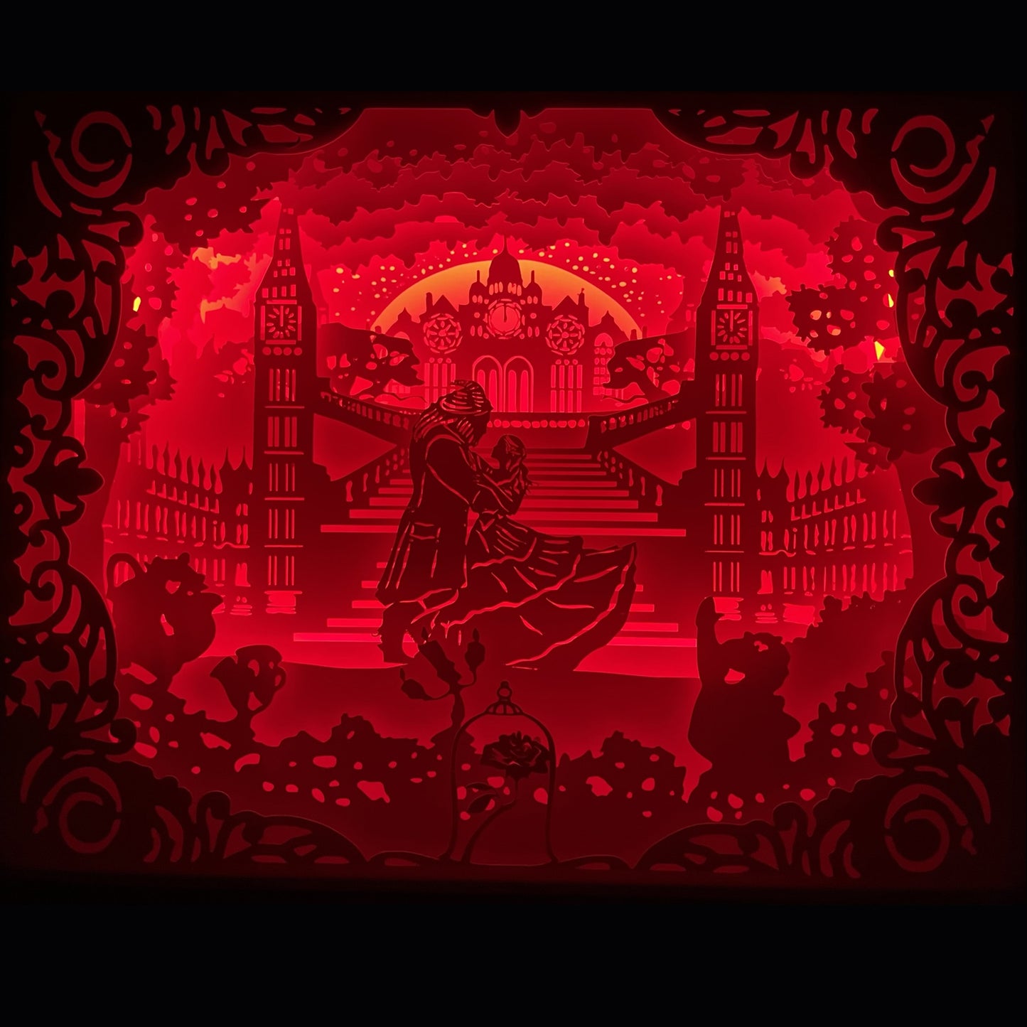 La Belle et la Bête, Beauty and the Beast, Disney, princesse Belle, la Bête, château enchanté, rose magique, conte de fées, film d’animation culte, univers féerique, romance Disney, amour éternel, dessin animé culte, héros Disney, malédiction, chandelier Lumière, horloge Big Ben, Mrs Samovar, conte intemporel, tableau lumineux, lightbox, shadowbox, cadre lumineux, papier découpé, art lumineux, décoration murale, idée cadeau Disney, déco romantique, cadeau geek