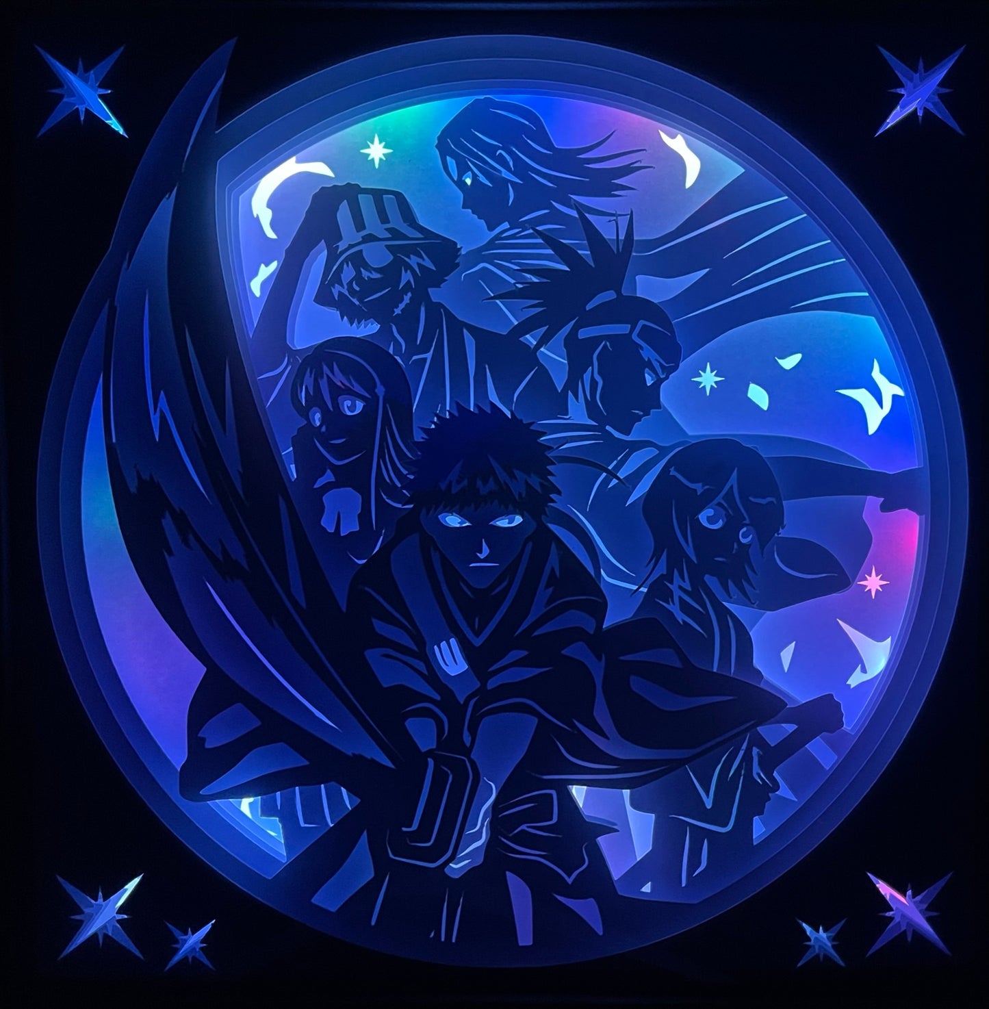 Bleach, Tite Kubo, Ichigo Kurosaki, Rukia Kuchiki, Soul Society, Bankai, Zanpakuto, Shinigami, Espada, Aizen, anime culte, manga culte, shonen légendaire, univers spirituel, combat épique, Hollow, Quincy, Arrancar, Thousand Year Blood War, tableau lumineux, lightbox, shadowbox, cadre lumineux, décoration murale, papier découpé, art lumineux, cadeau otaku, idée cadeau manga, déco geek