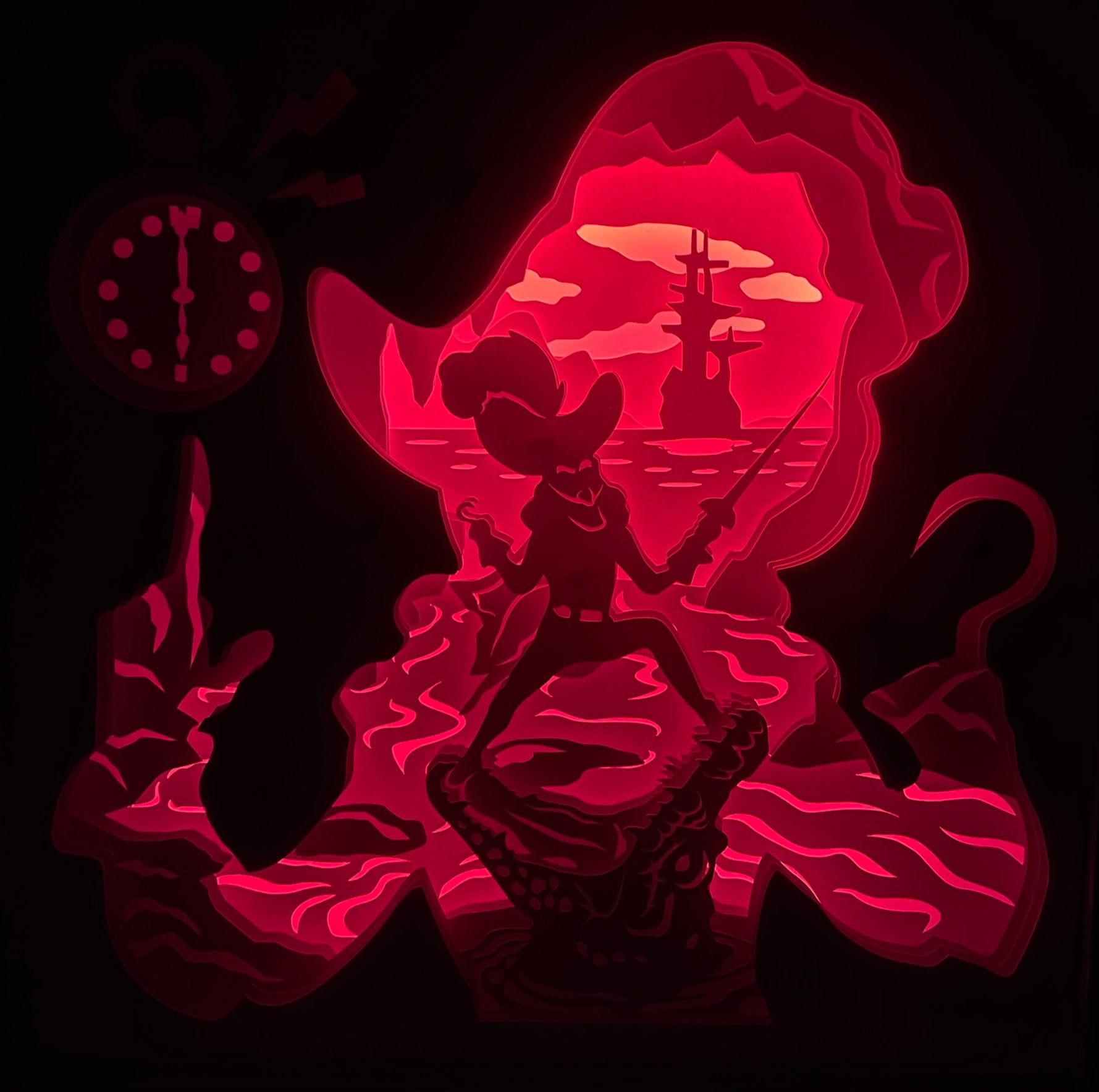 Capitaine Crochet, Captain Hook, Disney, Peter Pan, Neverland, méchant Disney, pirate légendaire, crochet doré, navire pirate, Jolly Roger, enfant perdu, fée Clochette, univers magique, conte classique, film d’animation culte, tableau lumineux, lightbox, shadowbox, cadre lumineux, décoration murale, papier découpé, art lumineux, idée cadeau Disney, déco féerique, cadeau geek, décor pirate, méchant culte Disney