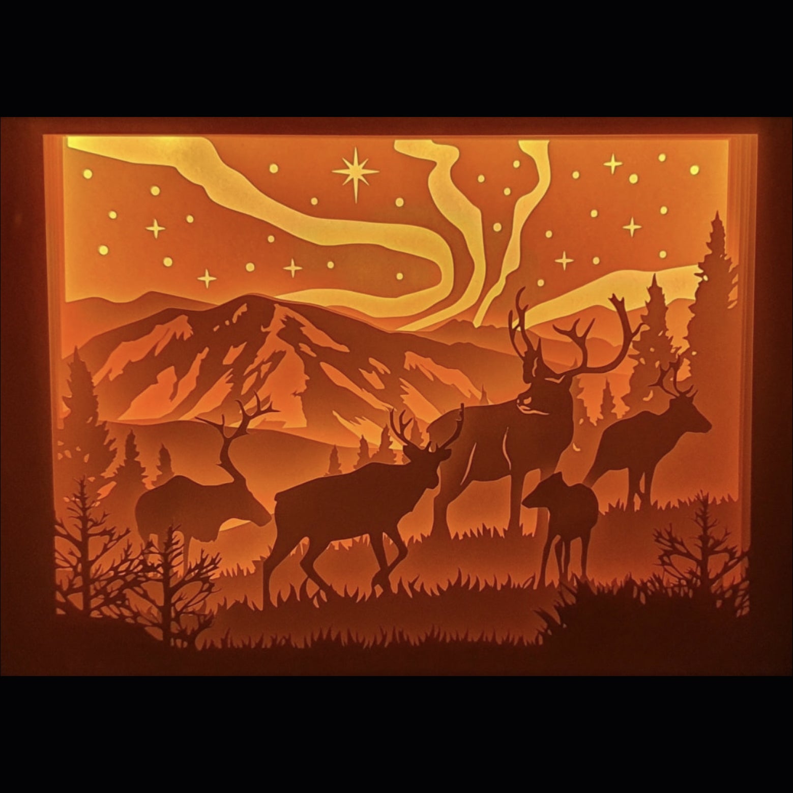 cerf, biche, faon, cervidé, forêt enchantée, animaux sauvages, nature, bois de cerf, clairière, univers féerique, paysage forestier, faune sauvage, harmonie naturelle, décor automnal, esprit de la forêt, tableau lumineux, lightbox, shadowbox, cadre lumineux, décoration murale, papier découpé, art lumineux, idée cadeau nature, déco zen, ambiance magique, scène poétique, animaux de la forêt