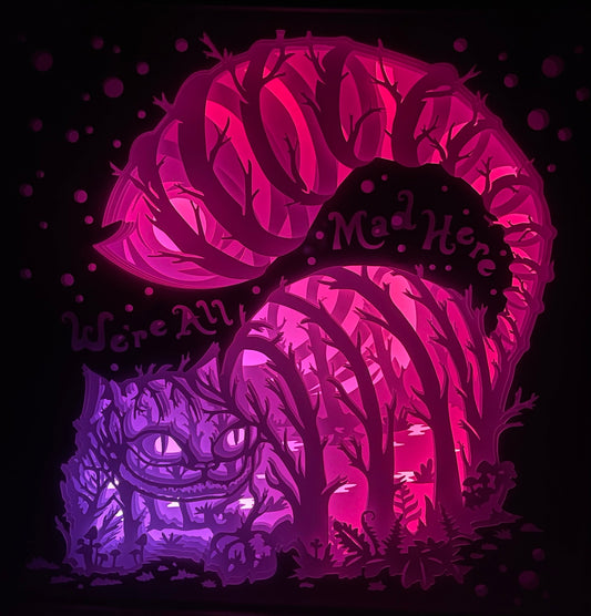 chat du Cheshire, Cheshire Cat, Alice au Pays des Merveilles, Alice in Wonderland, Lewis Carroll, Tim Burton, Disney, sourire mystérieux, univers magique, conte fantastique, chat magique, créature féerique, monde imaginaire, dessin animé culte, film culte, tableau lumineux, lightbox, shadowbox, cadre lumineux, décoration murale, papier découpé, art lumineux, déco féerique, idée cadeau Disney, cadeau geek