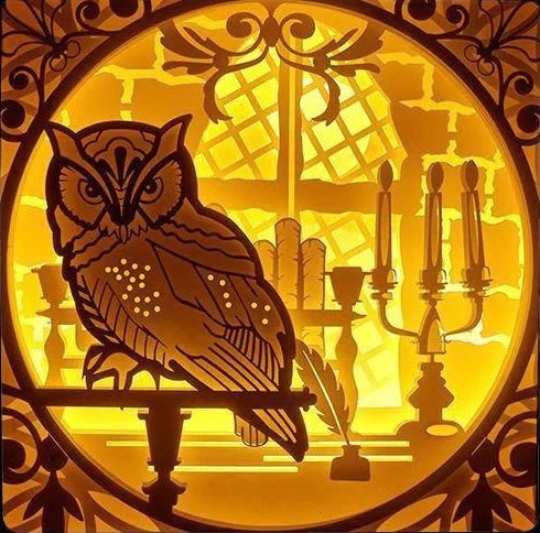 Hedwige, Harry Potter, chouette blanche, hibou magique, Poudlard, lettre de Poudlard, sorcellerie, univers magique, JK Rowling, saga Harry Potter, animal emblématique, maison Gryffondor, hibou messager, magie, sorcier, baguette magique, tableau lumineux, lightbox, shadowbox, cadre lumineux, décoration murale, papier découpé, art lumineux, cadeau geek, idée cadeau Harry Potter, déco fantastique