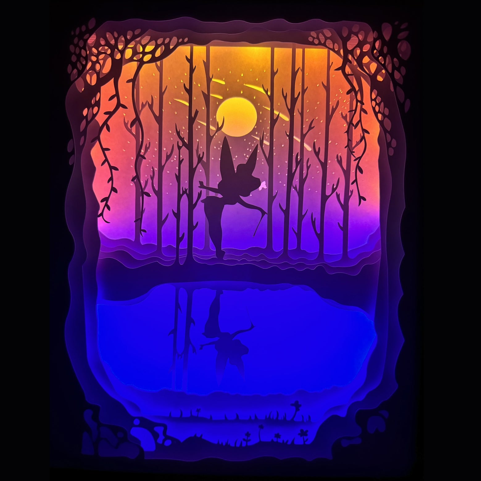 Fée Clochette, Tinker Bell, Disney Fairies, Peter Pan, Neverland, poussière de fée, univers magique, petite fée, ailes scintillantes, personnage Disney, film d’animation, dessin animé culte, amie de Peter Pan, héroïne Disney, monde enchanté, conte féerique, Clochette et ses amies, saga Disney Fairies, tableau lumineux, lightbox, shadowbox, cadre lumineux, papier découpé, art lumineux, idée cadeau Disney, déco féerique, cadeau geek