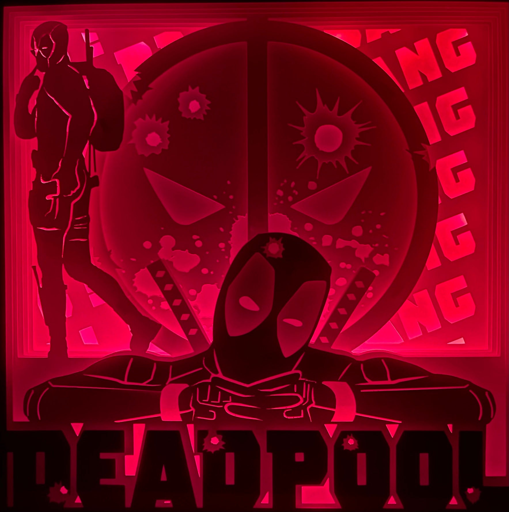 Deadpool, Marvel, Wade Wilson, anti-héros, mercenaire déjanté, X-Force, X-Men, humour noir, super-héros Marvel, comics cultes, film Deadpool, Ryan Reynolds, univers Marvel, masque rouge et noir, katana, blague irrévérencieuse, personnage culte, anti-héros Marvel, tableau lumineux, lightbox, shadowbox, cadre lumineux, décoration murale, papier découpé, art lumineux, idée cadeau geek, déco Marvel, cadeau fan Deadpool