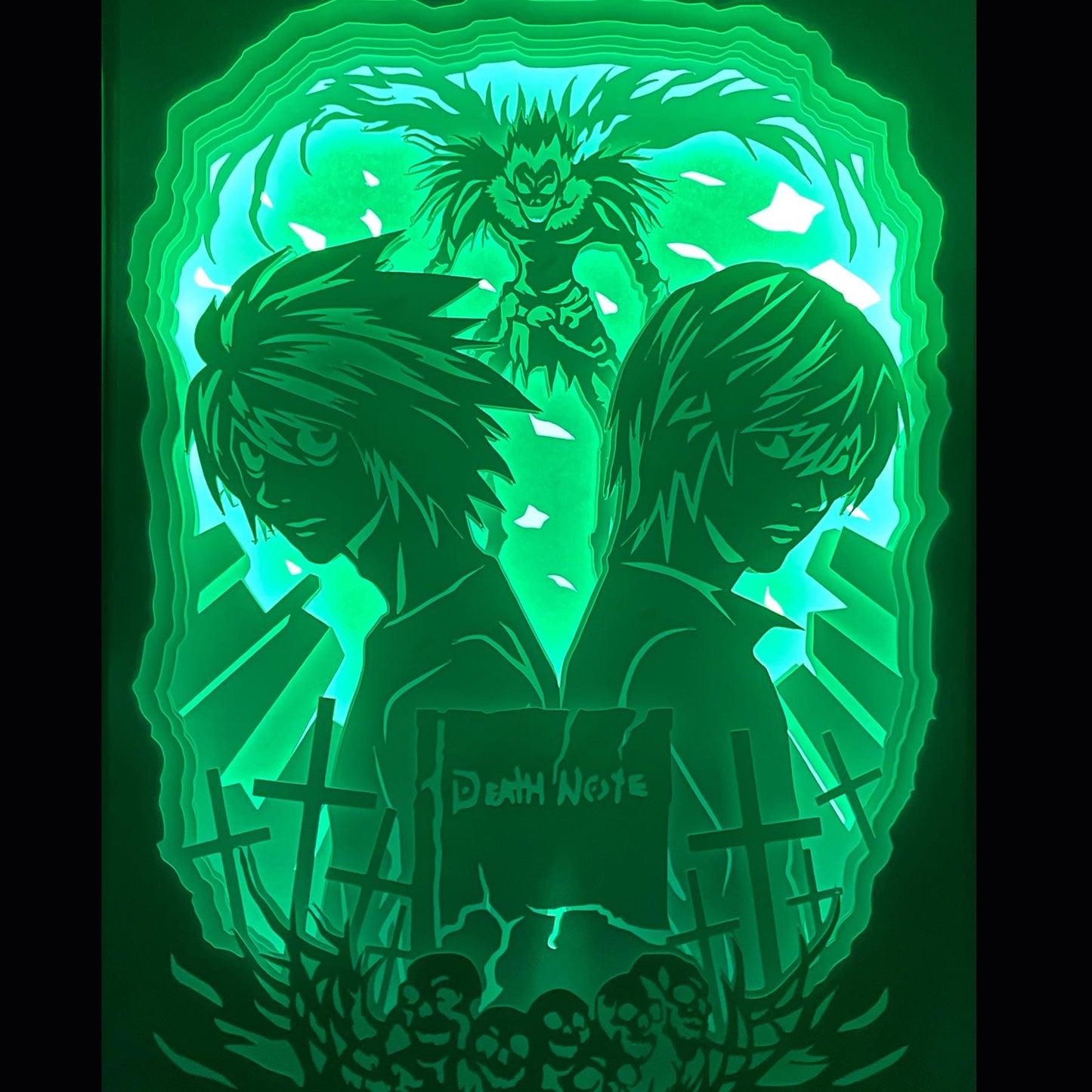 Death Note, manga culte, anime culte, Tsugumi Ohba, Takeshi Obata, Light Yagami, L Lawliet, Ryuk, cahier de la mort, shinigami, univers sombre, thriller psychologique, enquête, justice, pouvoir surnaturel, saga japonaise, série animée culte, oeuvre culte, tableau lumineux, lightbox, shadowbox, cadre lumineux, décoration murale, papier découpé, art lumineux, cadeau otaku, idée cadeau manga, déco geek, ambiance mystérieuse