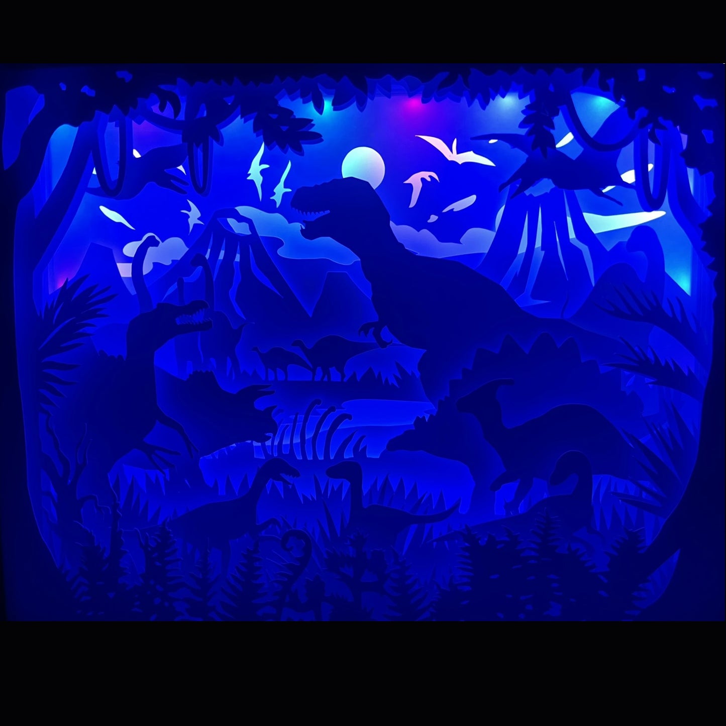 dinosaures, tyrannosaure, tricératops, vélociraptor, brachiosaure, dinosaure géant, animaux préhistoriques, jurassic, monde perdu, fossiles, créatures disparues, ère préhistorique, jungle primitive, univers jurassique, tableau lumineux, lightbox, shadowbox, cadre lumineux, papier découpé, art lumineux, décoration murale, idée cadeau enfants, déco chambre enfant, passion dinosaures, cadeau geek, déco nature