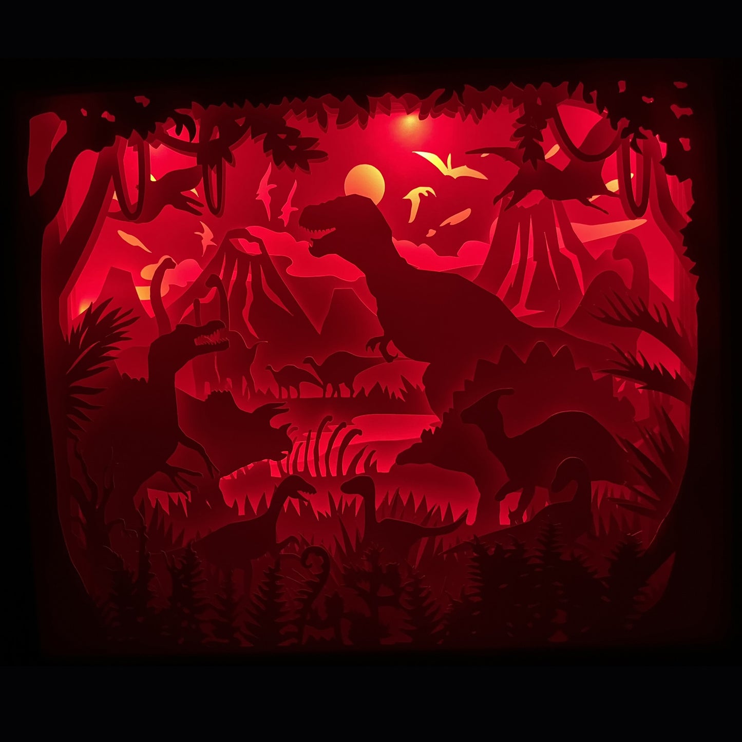 dinosaures, tyrannosaure, tricératops, vélociraptor, brachiosaure, dinosaure géant, animaux préhistoriques, jurassic, monde perdu, fossiles, créatures disparues, ère préhistorique, jungle primitive, univers jurassique, tableau lumineux, lightbox, shadowbox, cadre lumineux, papier découpé, art lumineux, décoration murale, idée cadeau enfants, déco chambre enfant, passion dinosaures, cadeau geek, déco nature