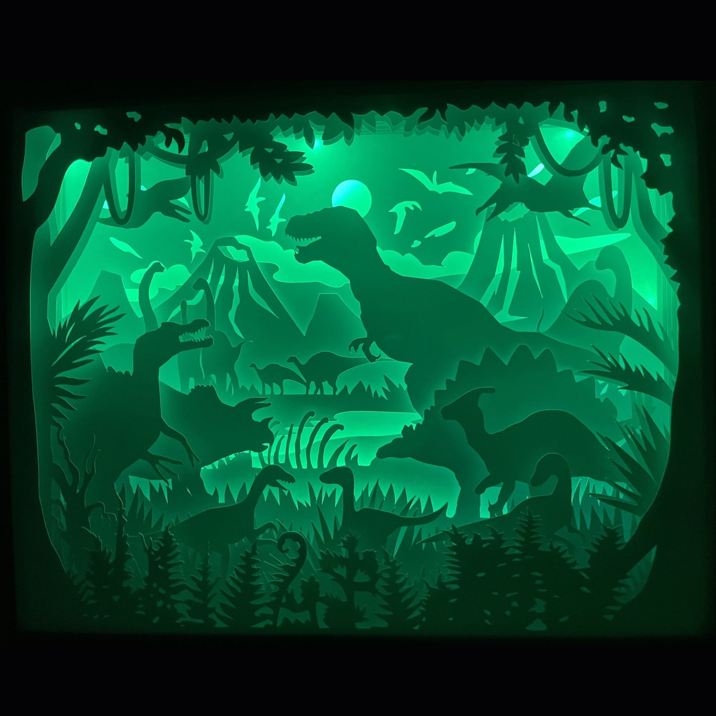 dinosaures, tyrannosaure, tricératops, vélociraptor, brachiosaure, dinosaure géant, animaux préhistoriques, jurassic, monde perdu, fossiles, créatures disparues, ère préhistorique, jungle primitive, univers jurassique, tableau lumineux, lightbox, shadowbox, cadre lumineux, papier découpé, art lumineux, décoration murale, idée cadeau enfants, déco chambre enfant, passion dinosaures, cadeau geek, déco nature