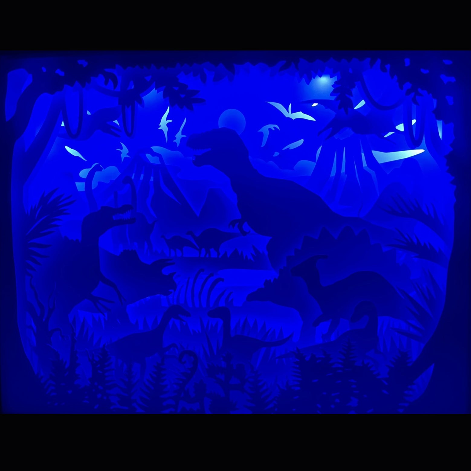 dinosaures, tyrannosaure, tricératops, vélociraptor, brachiosaure, dinosaure géant, animaux préhistoriques, jurassic, monde perdu, fossiles, créatures disparues, ère préhistorique, jungle primitive, univers jurassique, tableau lumineux, lightbox, shadowbox, cadre lumineux, papier découpé, art lumineux, décoration murale, idée cadeau enfants, déco chambre enfant, passion dinosaures, cadeau geek, déco nature