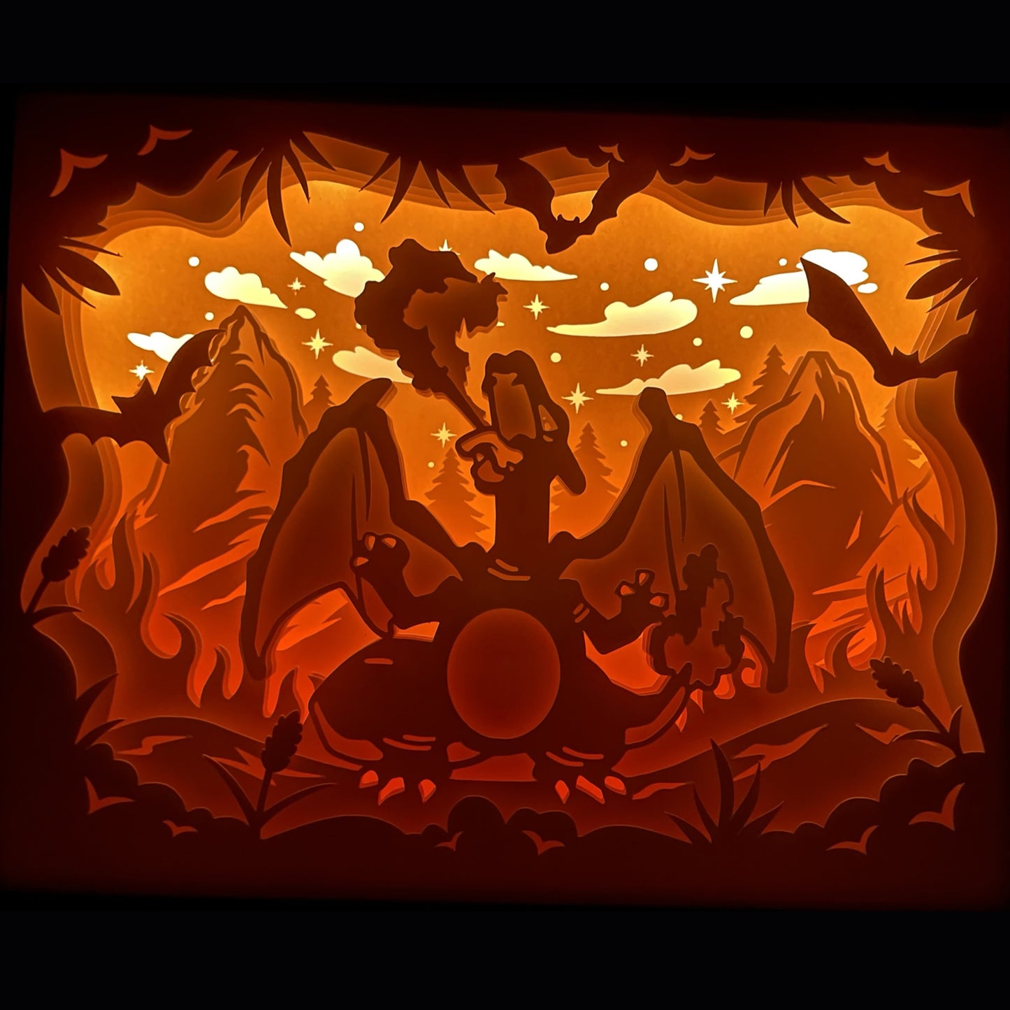 Pokémon, Pokemon, Dracofeu, Charizard, starter Pokémon, Salamèche, Reptincel, évolution Pokémon, type feu, type vol, attaque lance-flammes, Pikachu, Sacha, dresseur Pokémon, pokédex, combat Pokémon, arène Pokémon, légende Pokémon, manga culte, anime culte, jeu vidéo Pokémon, créature fantastique, tableau lumineux, lightbox, shadowbox, cadre lumineux, papier découpé, art lumineux, décoration murale, idée cadeau geek, déco otaku, cadeau fan Pokémon