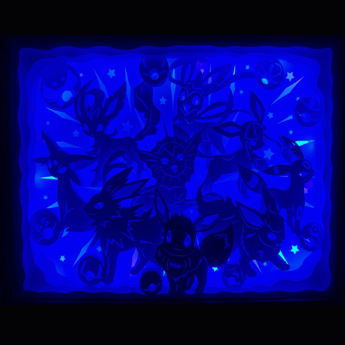 Pokémon, Pokemon, Évoli, Eevee, évolitions, Eeveelutions, Aquali, Vaporeon, Voltali, Jolteon, Pyroli, Flareon, Mentali, Espeon, Noctali, Umbreon, Phyllali, Leafeon, Givrali, Glaceon, Nymphali, Sylveon, évolution Pokémon, créature fantastique, manga culte, anime culte, jeu vidéo Pokémon, dresseur Pokémon, pokédex, univers Pokémon, tableau lumineux, lightbox, shadowbox, cadre lumineux, papier découpé, art lumineux, décoration murale, idée cadeau geek, cadeau fan Pokémon