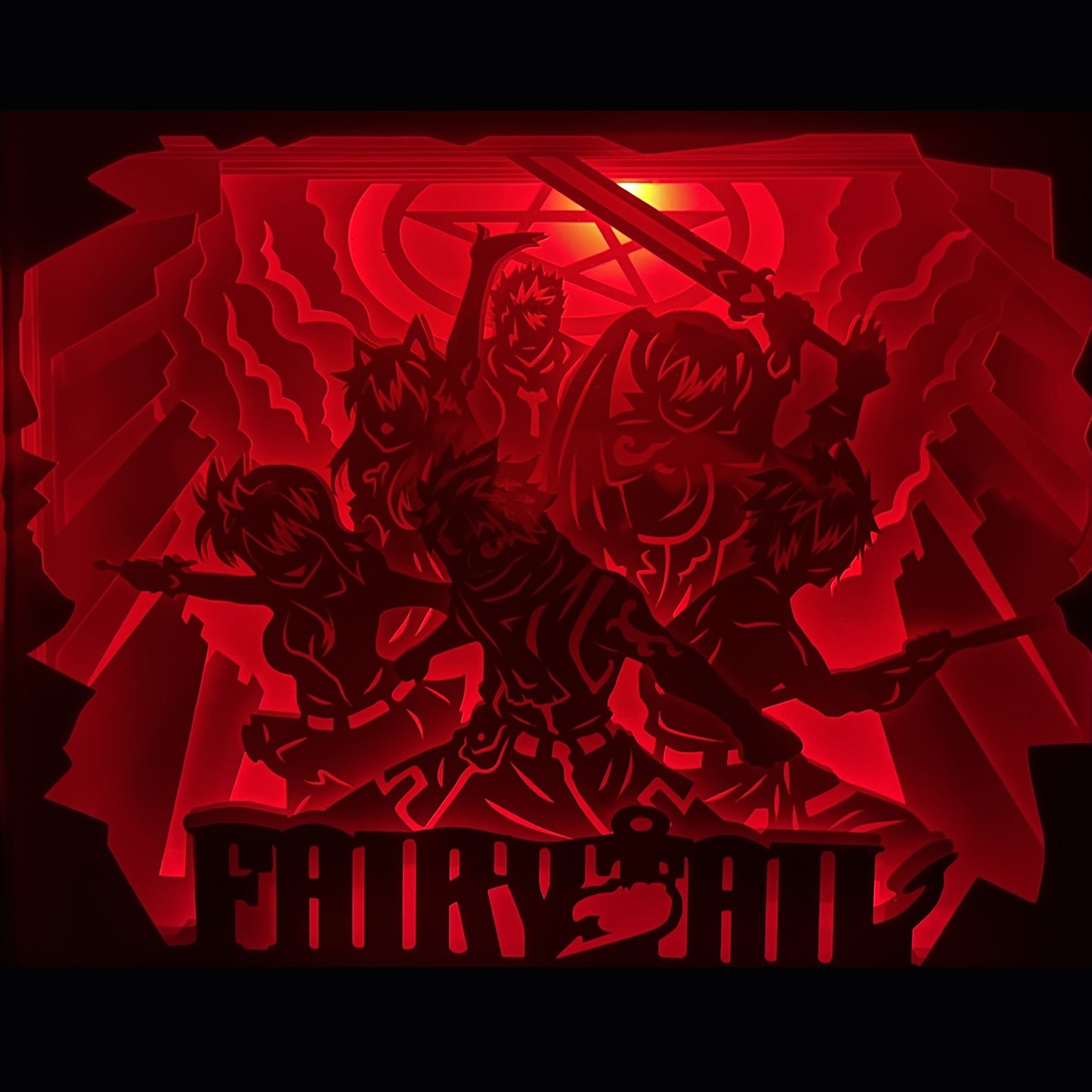 Fairy Tail, Hiro Mashima, Natsu Dragnir, Lucy Heartfilia, Erza Scarlet, Grey Fullbuster, Happy, guilde Fairy Tail, manga culte, anime culte, shonen légendaire, magie du feu, magie des clés, univers fantastique, aventure épique, combat magique, monde d’Edolas, dragons, amitié, tableau lumineux, lightbox, shadowbox, cadre lumineux, décoration murale, papier découpé, art lumineux, idée cadeau manga, déco geek, cadeau otaku