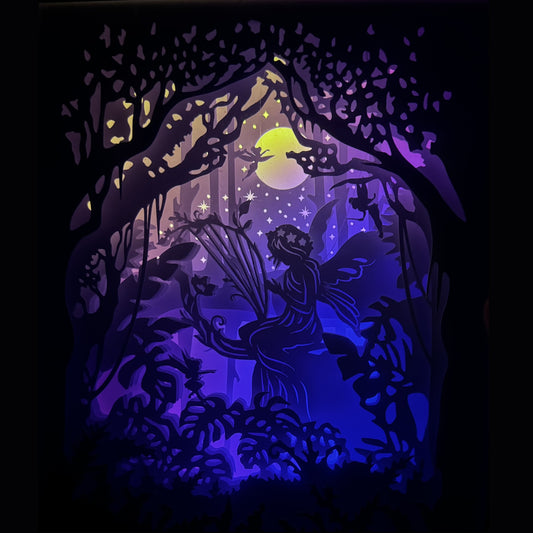 Tableau lumineux Fée en papier découpé. Inspiré de l’univers féerique, entre poussière magique, forêt enchantée et éclat des rêves.