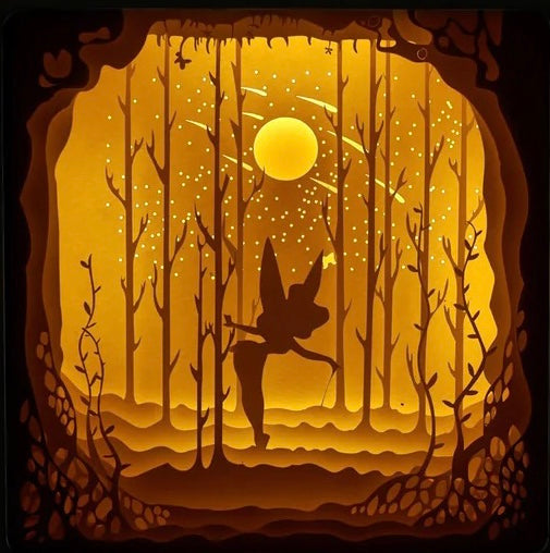 Fée Clochette, Tinker Bell, Disney Fairies, Peter Pan, Neverland, poussière de fée, univers magique, petite fée, ailes scintillantes, personnage Disney, film d’animation, dessin animé culte, amie de Peter Pan, héroïne Disney, monde enchanté, conte féerique, Clochette et ses amies, saga Disney Fairies, tableau lumineux, lightbox, shadowbox, cadre lumineux, papier découpé, art lumineux, idée cadeau Disney, déco féerique, cadeau geek