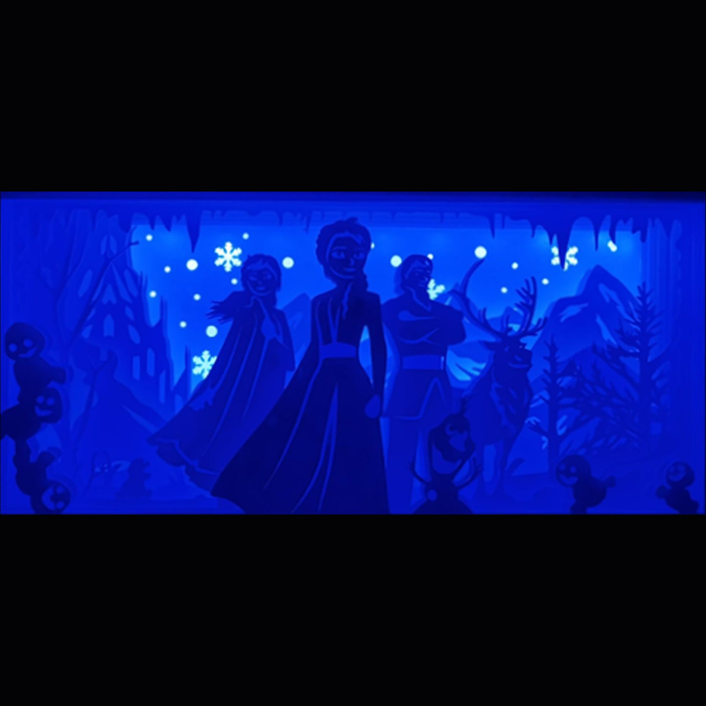 La Reine des Neiges, Frozen, Disney, Elsa, Anna, Olaf, Kristoff, Sven, Arendelle, château de glace, pouvoirs de glace, magie Disney, conte de fées, film d’animation culte, univers féerique, Let it Go, dessin animé Disney, princesse Disney, héroïnes Disney, neige magique, décor enneigé, tableau lumineux, lightbox, shadowbox, cadre lumineux, papier découpé, art lumineux, décoration murale, idée cadeau Disney, déco féerique, cadeau fan Disney