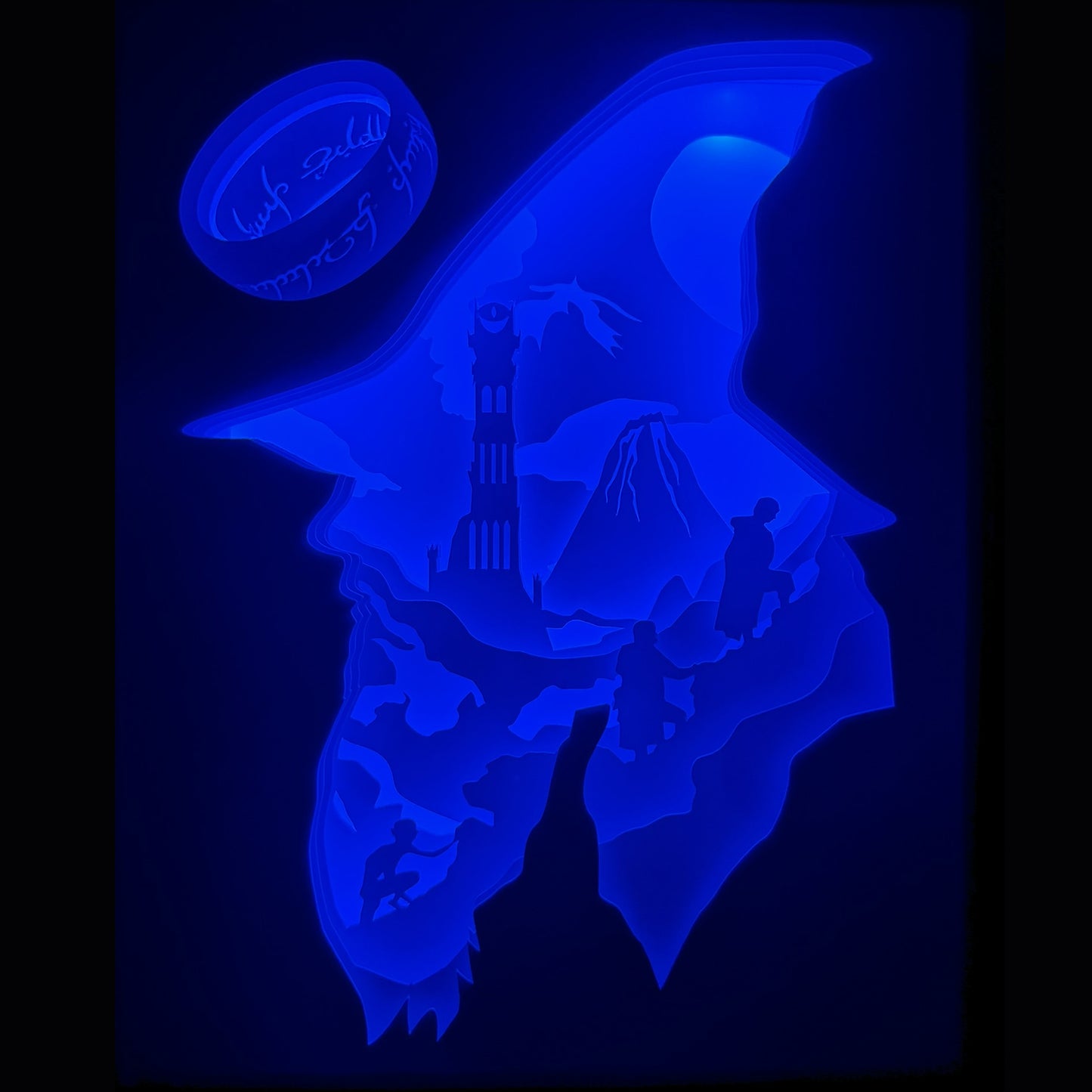 Le Seigneur des Anneaux, Lord of the Rings, J.R.R. Tolkien, Frodon, Gandalf, Aragorn, Legolas, Gimli, Sam, Gollum, Sauron, anneau unique, communauté de l’anneau, univers fantasy, Terre du Milieu, film culte, trilogie Peter Jackson, bataille épique, Mordor, comté, saga culte, héros légendaires, tableau lumineux, lightbox, shadowbox, cadre lumineux, papier découpé, art lumineux, décoration murale, idée cadeau geek, déco fantasy, cadeau fan Tolkien