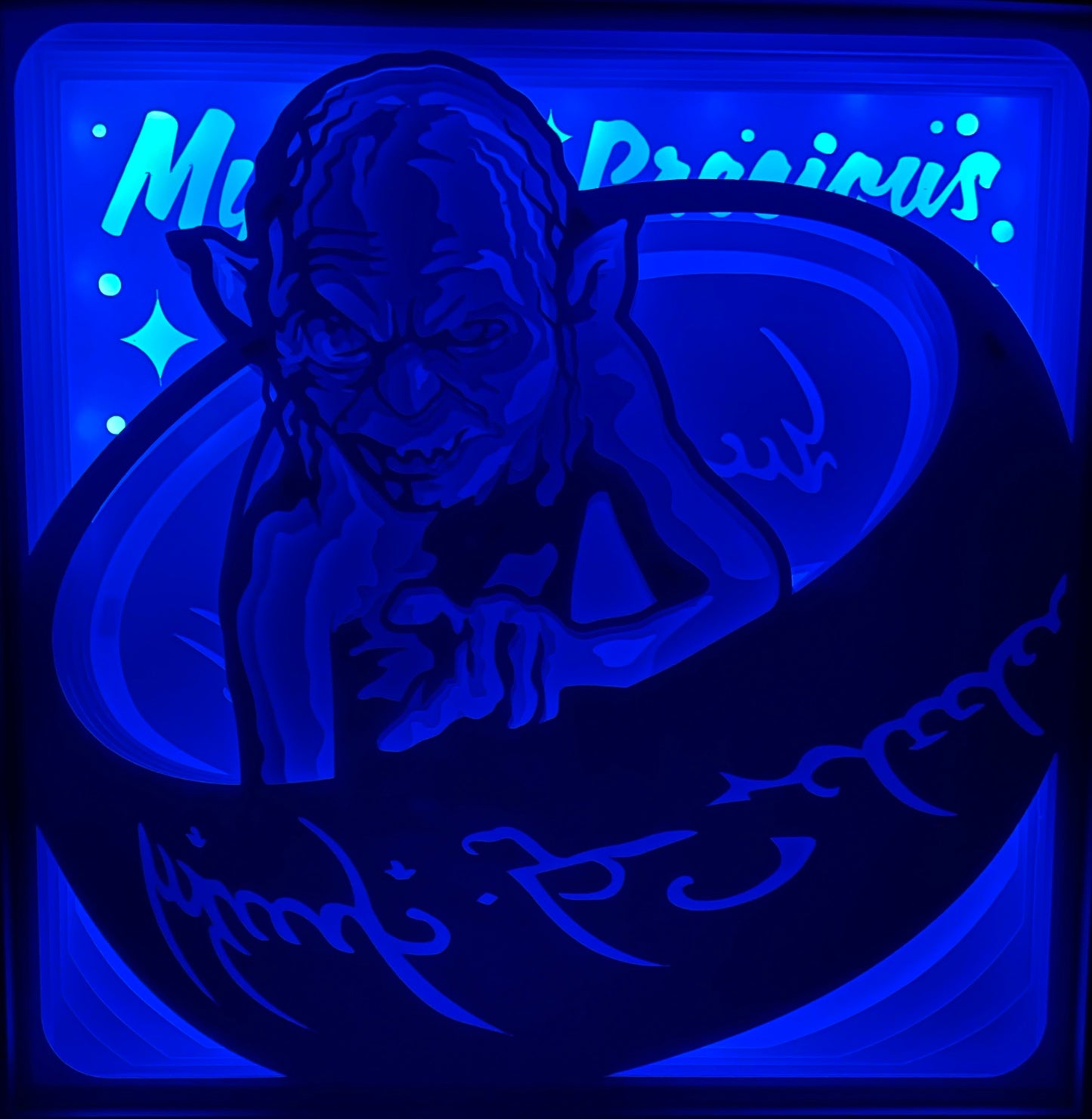 Gollum, Sméagol, Seigneur des Anneaux, Lord of the Rings, J.R.R. Tolkien, Le Hobbit, personnage culte, anneau unique, précieux, créature mystérieuse, univers fantasy, saga culte, Peter Jackson, film Le Seigneur des Anneaux, monde de la Terre du Milieu, sombre et tragique, tableau lumineux, lightbox, shadowbox, cadre lumineux, papier découpé, art lumineux, décoration murale, idée cadeau geek, déco fantasy, cadeau fan Tolkien