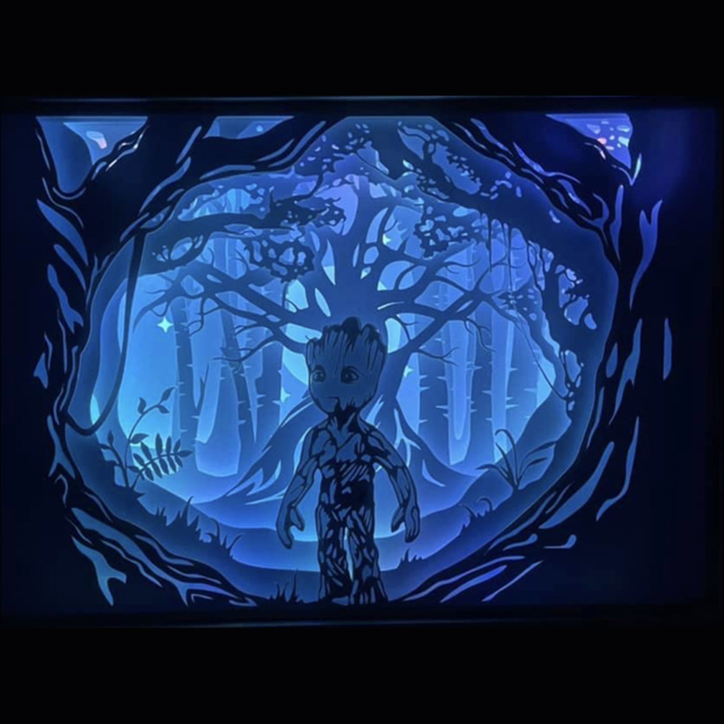 Groot, Baby Groot, Marvel, Les Gardiens de la Galaxie, Guardians of the Galaxy, Rocket Raccoon, Star Lord, personnage Marvel, héros cosmique, I am Groot, arbre vivant, plante humanoïde, MCU, comics cultes, film Marvel, univers galactique, héros attachant, saga Marvel, tableau lumineux, lightbox, shadowbox, cadre lumineux, papier découpé, art lumineux, décoration murale, idée cadeau Marvel, déco geek, cadeau fan Marvel