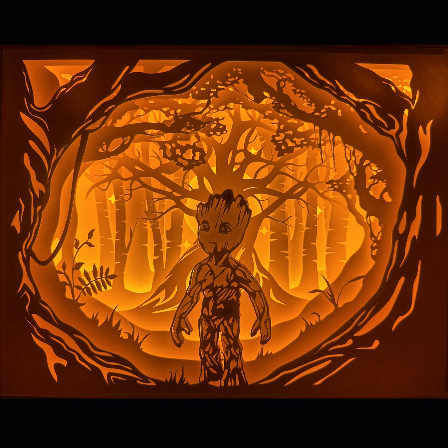 Groot, Baby Groot, Marvel, Les Gardiens de la Galaxie, Guardians of the Galaxy, Rocket Raccoon, Star Lord, personnage Marvel, héros cosmique, I am Groot, arbre vivant, plante humanoïde, MCU, comics cultes, film Marvel, univers galactique, héros attachant, saga Marvel, tableau lumineux, lightbox, shadowbox, cadre lumineux, papier découpé, art lumineux, décoration murale, idée cadeau Marvel, déco geek, cadeau fan Marvel