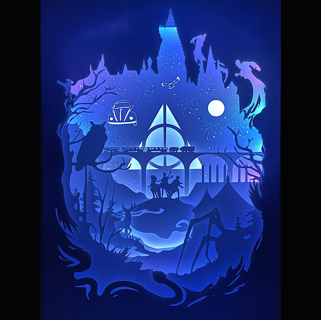 Harry Potter, J.K. Rowling, Poudlard, Hogwarts, Gryffondor, Serpentard, Poufsouffle, Serdaigle, Hedwige, Dobby, baguette magique, Patronus, Quidditch, magie, sorcier, univers fantastique, saga Harry Potter, film culte, Warner Bros, château de Poudlard, école des sorciers, tableau lumineux, lightbox, shadowbox, cadre lumineux, papier découpé, art lumineux, décoration murale, idée cadeau geek, déco fantastique, cadeau fan Harry Potter