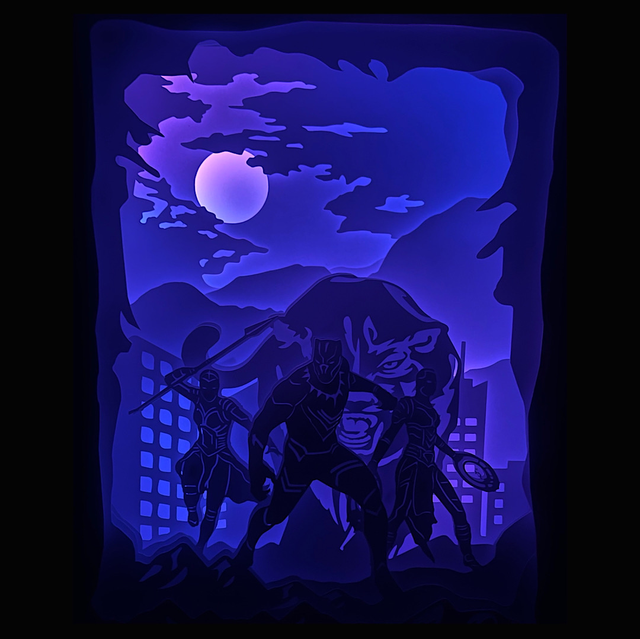Black Panther, Marvel, Wakanda, T’Challa, Chadwick Boseman, Shuri, roi du Wakanda, guerrier légendaire, super-héros Marvel, MCU, Avengers, comics cultes, film Black Panther, Wakanda Forever, univers Marvel, panthère noire, Afrique futuriste, technologie avancée, héritage Marvel, héros masqué, tableau lumineux, lightbox, shadowbox, cadre lumineux, décoration murale, papier découpé, art lumineux, cadeau geek, idée cadeau Marvel, déco cinéma