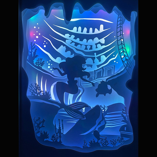 La Petite Sirène, The Little Mermaid, Disney, Ariel, salle au trésor, grotte aux trésors, collection d’Ariel, roi Triton, Polochon, Ursula, prince Éric, conte de fées, univers marin, Atlantica, sirène Disney, film d’animation culte, dessin animé Disney, trésors sous-marins, objets humains, mer et océan, monde aquatique, magie Disney, tableau lumineux, lightbox, shadowbox, cadre lumineux, papier découpé, art lumineux, décoration murale, idée cadeau Disney, déco féerique