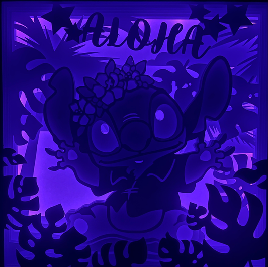 Stitch, Disney, Lilo et Stitch, Aloha, Hawaï, Ohana, personnage Disney, extraterrestre bleu, expérience 626, plage hawaïenne, fleurs tropicales, ukulélé, ambiance exotique, film d’animation culte, univers Disney, dessin animé Disney, moment détente, vacances paradisiaques, hawaïen, tableau lumineux, lightbox, shadowbox, cadre lumineux, papier découpé, art lumineux, décoration murale, idée cadeau Disney, déco tropicale, cadeau fan Lilo et Stitch