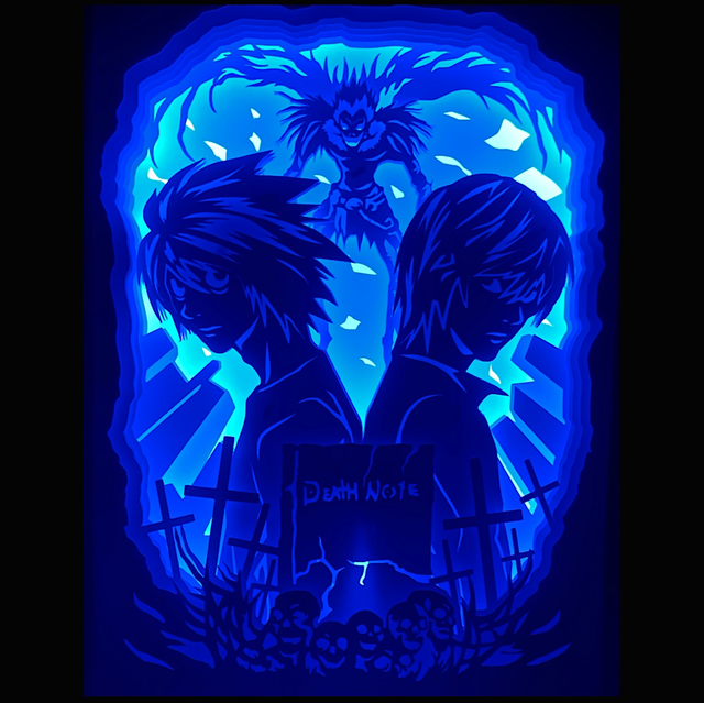 Death Note, manga culte, anime culte, Tsugumi Ohba, Takeshi Obata, Light Yagami, L Lawliet, Ryuk, cahier de la mort, shinigami, univers sombre, thriller psychologique, enquête, justice, pouvoir surnaturel, saga japonaise, série animée culte, oeuvre culte, tableau lumineux, lightbox, shadowbox, cadre lumineux, décoration murale, papier découpé, art lumineux, cadeau otaku, idée cadeau manga, déco geek, ambiance mystérieuse