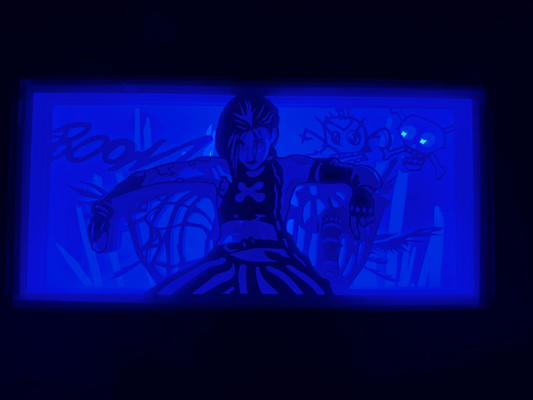 Jinx, League of Legends, LoL, Arcane, série Arcane, Netflix, Piltover, Zaun, sœur de Vi, Powder, héroïne déjantée, flingues, mitraillette, lance-roquettes Fishbones, personnage culte, champion LoL, univers steampunk, jeu vidéo culte, Riot Games, anti-héroïne, tableau lumineux, lightbox, shadowbox, cadre lumineux, papier découpé, art lumineux, décoration murale, idée cadeau gamer, déco geek, cadeau fan Arcane, otaku